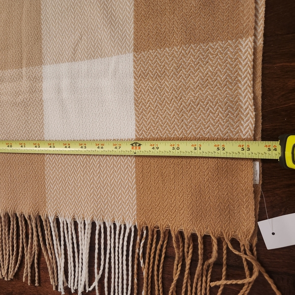 LOFT Tan and Cream Cozy Soft Throw Blanket 106x62 - Picture 3 of 6